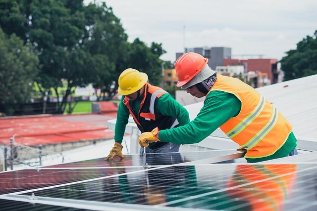 两名工人正在安装太阳能电池板