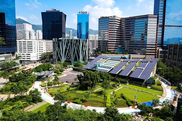 令人印象深刻的规划城市中央的太阳能电池板